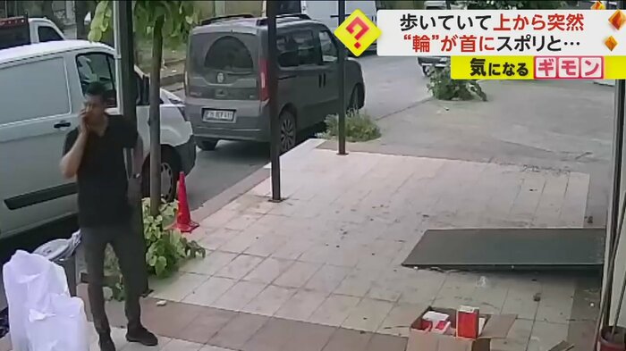 気にすることなく電話を続ける男性(IHA)