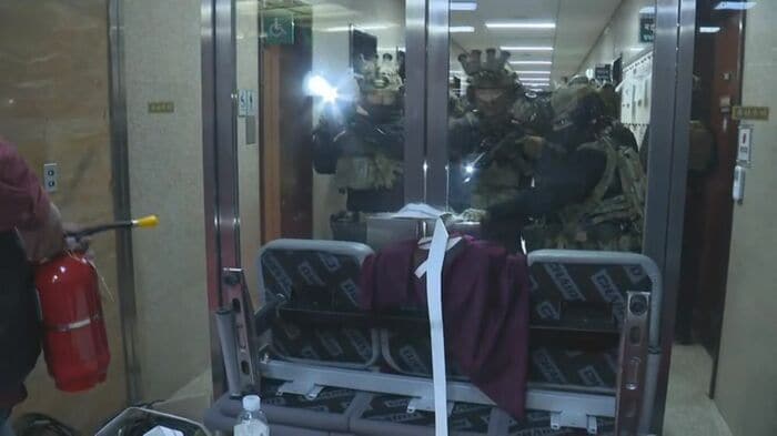 国会に突入した戒厳軍(12月3日)