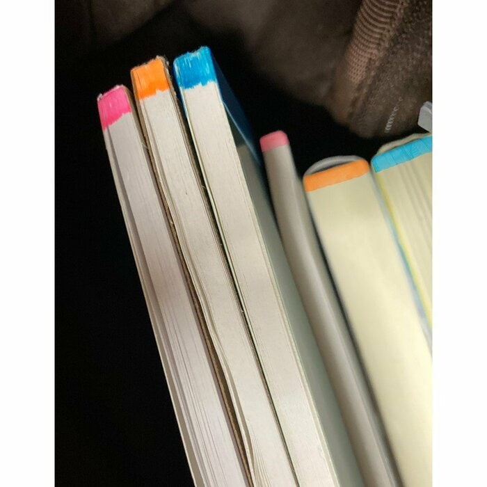 教科書とノートを教科ごとに色分けすると子供でも準備しやすい(画像提供:大栗紙工)