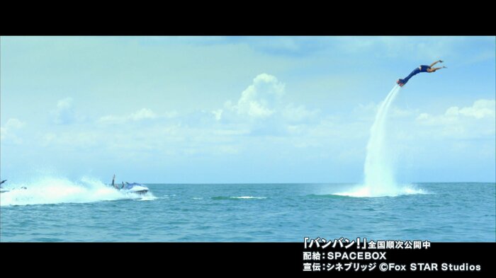 水上13メートルの高さに飛ぶ、フライボードを使ったアクションもほぼリティク・ローシャン自ら演じる