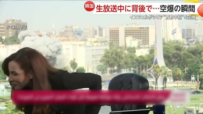 慌ててその場を離れるキャスター(SYRIA TV)