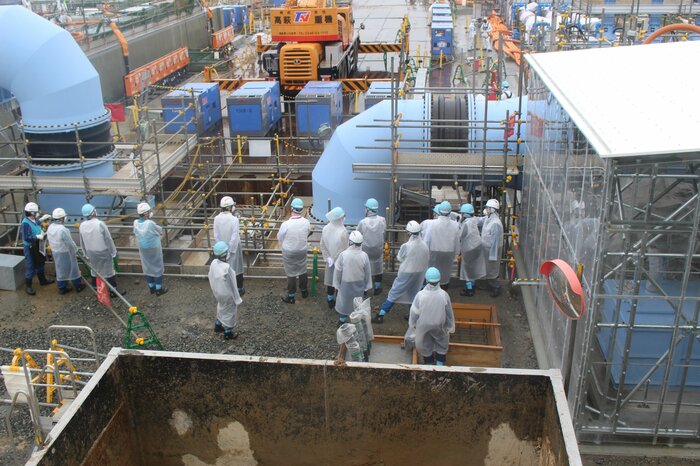 移送・希釈設備を視察(提供:東京電力ホールディングス)