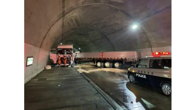 大型トラック同士がトンネル内で衝突　雨によるスリップ原因か＜福島・会津若松市＞｜FNNプライムオンライン