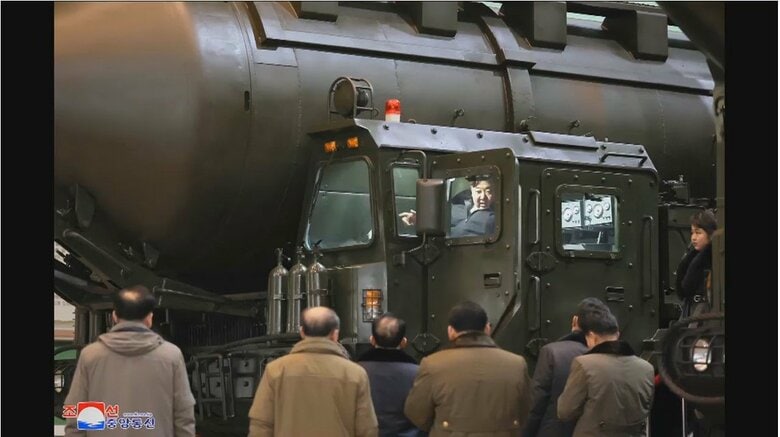 “有力後継者”とみられる娘・ジュエ氏と「戦略ミサイル」の発射台視察…金総書記　生産拡大を指導か　北朝鮮メディア｜FNNプライムオンライン