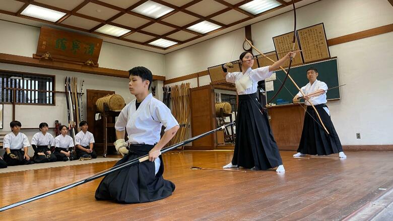 皇居で皇宮警察が体験型の職場見学会を初開催「弓道を通じて皇宮警察の仕事を知ってもらいたい」都内の弓道部員と記録会｜FNNプライムオンライン