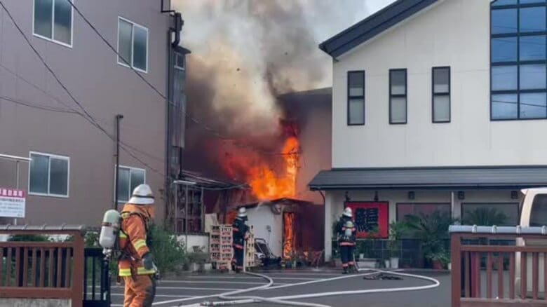 【速報】激しく噴き出す炎　ＪＲ白石駅近くで住宅火災〈宮城〉｜FNNプライムオンライン