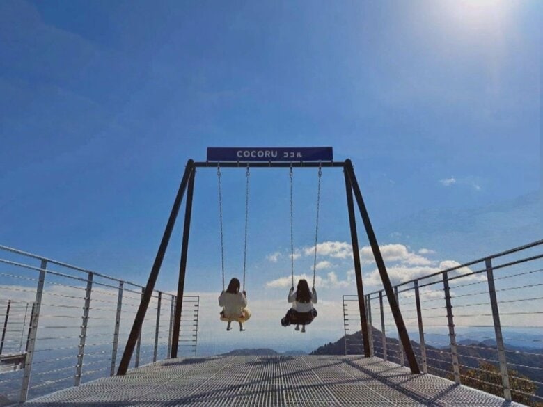 斜面から突き出たデッキに“ブランコ”…御在所岳に新スポット「COCORUテラス」山頂付近からの絶景と爽快感|FNNプライムオンライン