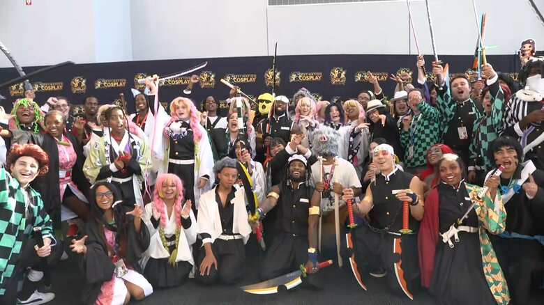 ニューヨークで日本アニメの大規模イベント開催「鬼滅の刃」のキャラクターに扮した約100人のコスプレイヤー集結　9月から新作映画アメリカで公開予定｜FNNプライムオンライン