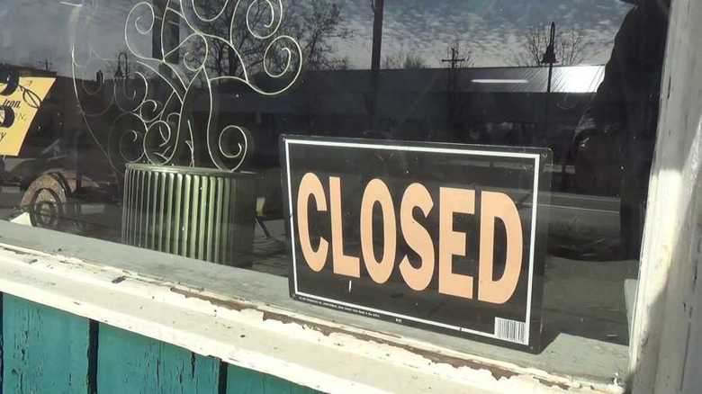 ミシガン州グランドラピスの郊外では閉店した商店も目に付いた
