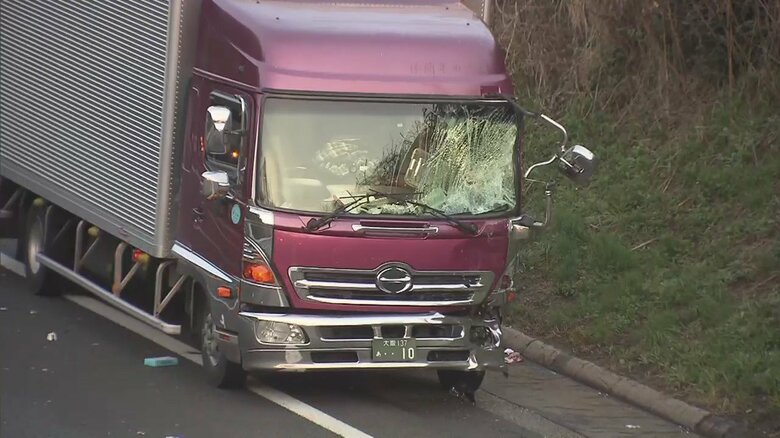 トラックの前方が破損