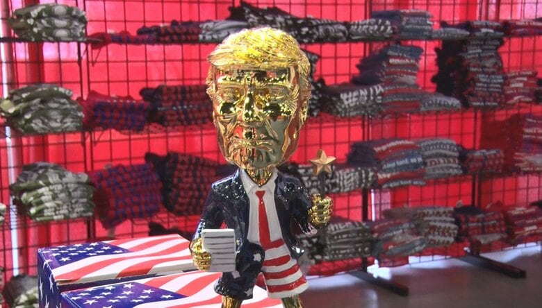 グッズショップに並んだ黄金のトランプ像