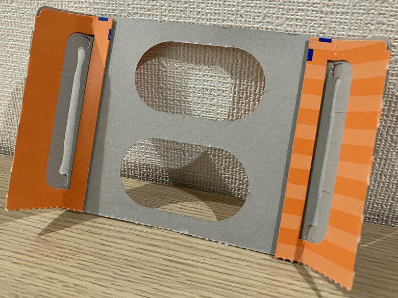 折り曲げ部が厚くなっている（編集部撮影）