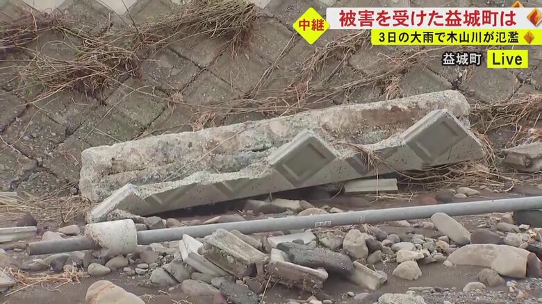 川の中に残された崩れた護岸ブロックなど