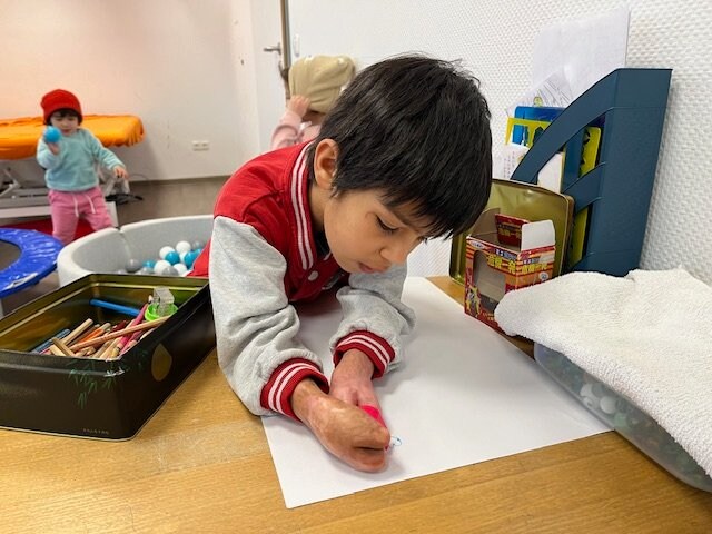 大きな傷を負いながらも無心に遊ぶ子どもたち