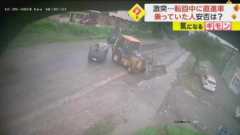 作業車のパワーショベルの部分に衝突する車(7)