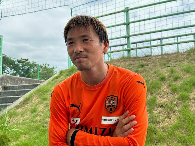 インタビューに応じる乾貴士 選手