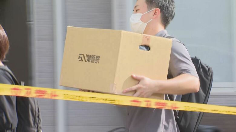 家宅捜索をする警察