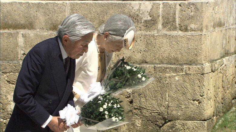 小桜の塔に拝礼される上皇ご夫妻（沖縄・旭ケ丘公園 2014年）