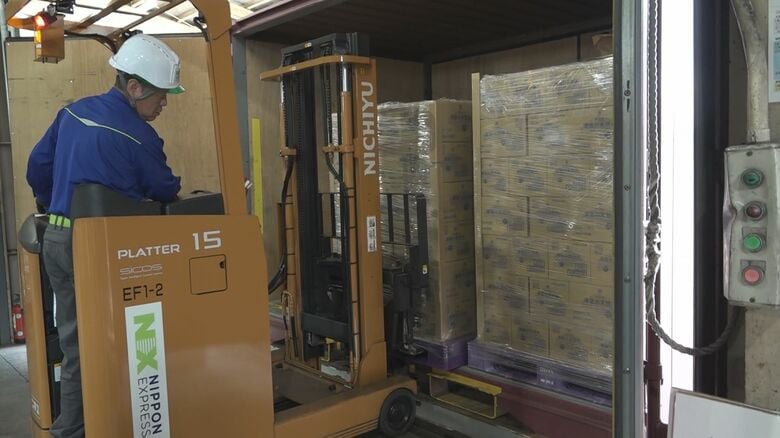 商品を貨物用コンテナへ