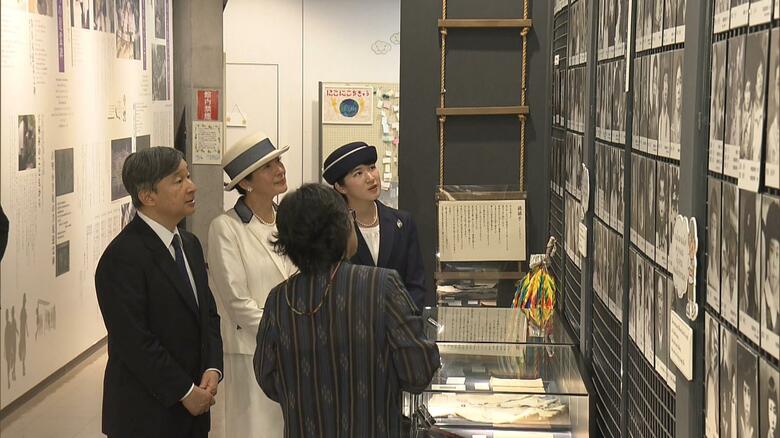 「対馬丸」事件の犠牲者の学用品など遺品をご覧になる両陛下と愛子さま