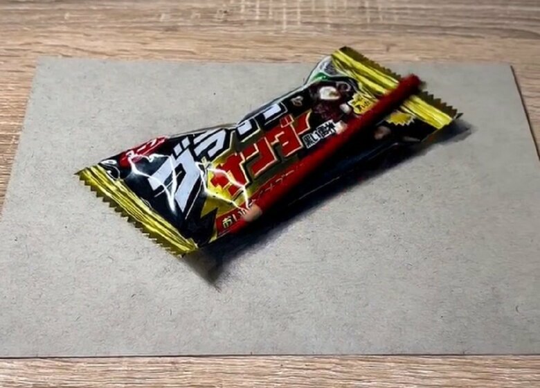 鉛筆を転がして“絵”だと証明している