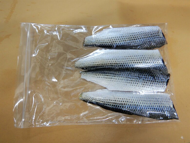 コハダをチャック袋に入れて空気を抜く（画像提供：魚食普及推進センターHP）
