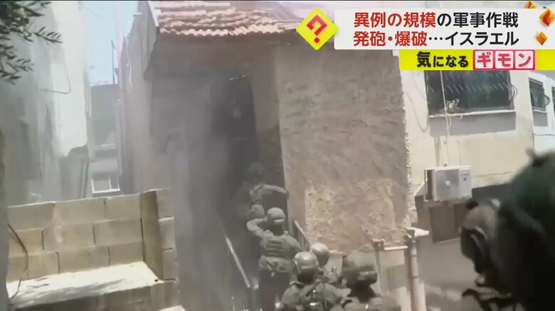 イスラエル軍の兵士が建物に入っていく