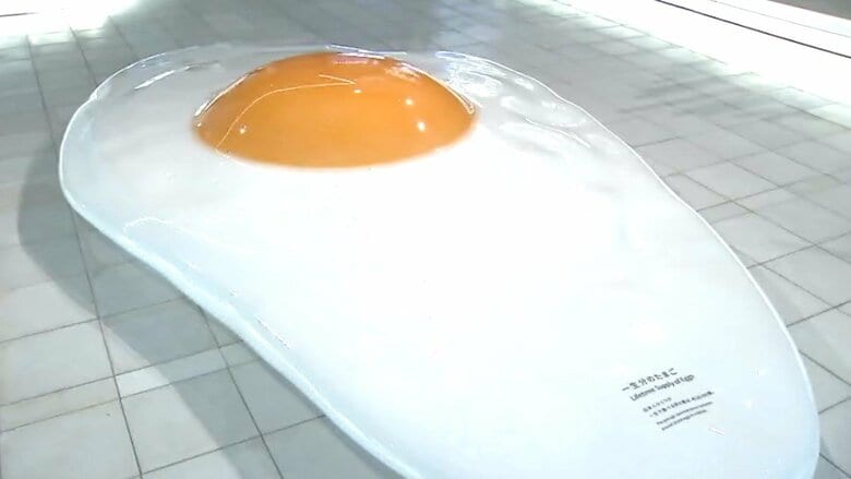一生のうち日本人一人が食べるたまごの量を表現した「目玉焼き」