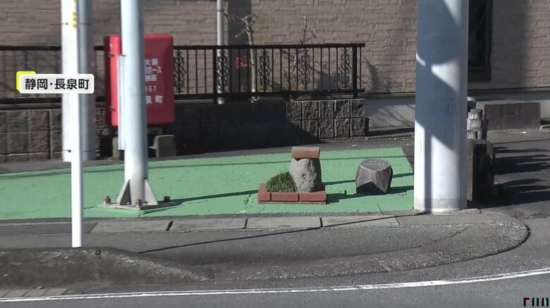 道路沿いの敷地にぽつんと置かれたレンガの囲い