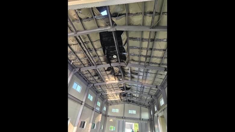 「ゴミ風船」で焼けた屋根の様子