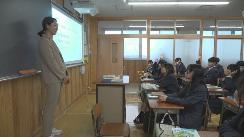 教壇に立つ佐藤希望さん