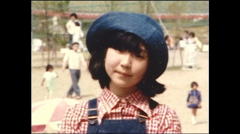 滋さんが向けるカメラに笑顔を見せる横田めぐみさん