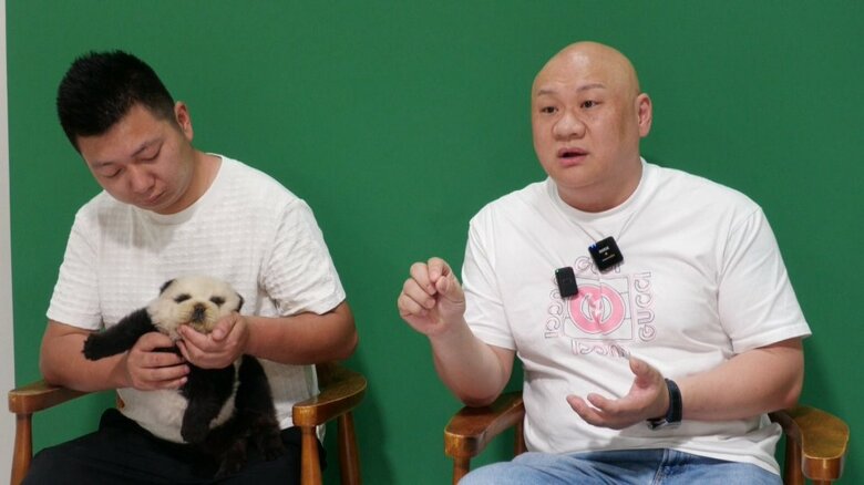 ”パンダ犬”について取材に応じた茅紅君さん（写真右）