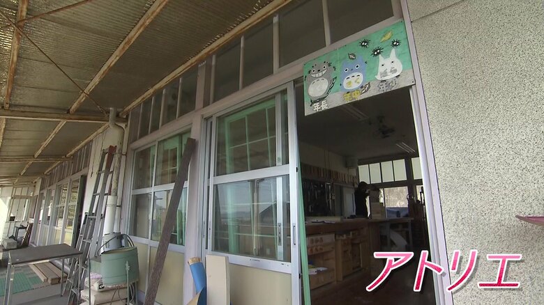 扉に幼稚園のなごり　岡山県笠岡市