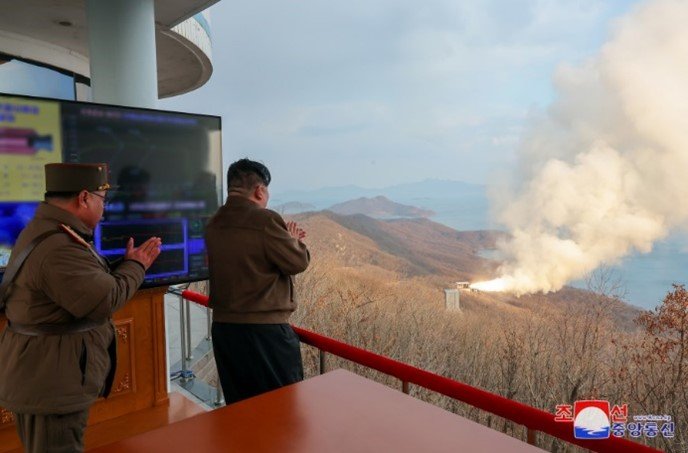 北朝鮮が3月19日に、新型の中長距離極超音速ミサイル用の多段式固体燃料エンジン（固体推進剤モーター）の地上噴射試験を実施した。
