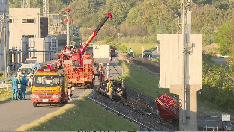 レッカーされる事故車両