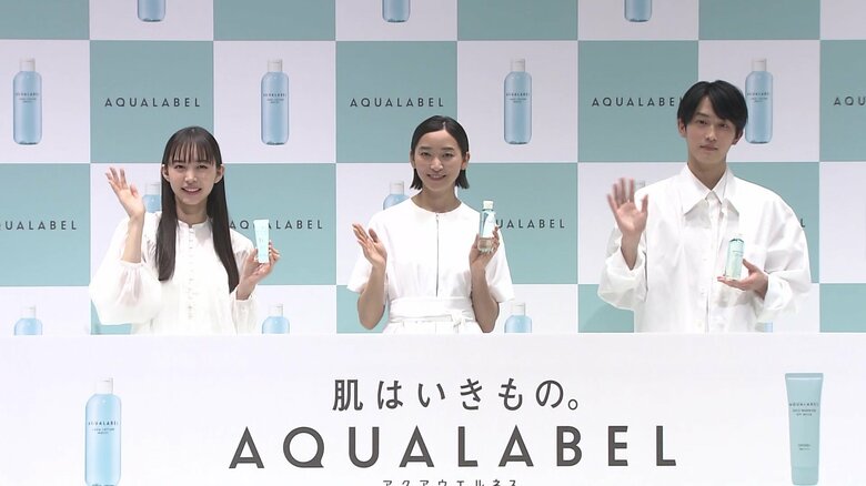「アクアレーベル・新TVCM発表会」に出席した（左から）井桁弘恵さん、杏さん、杉野遥亮さん