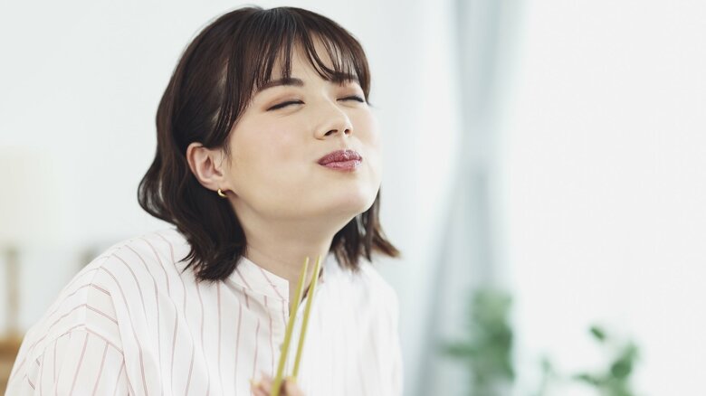 噛むことが満足感につながる（画像はイメージ）