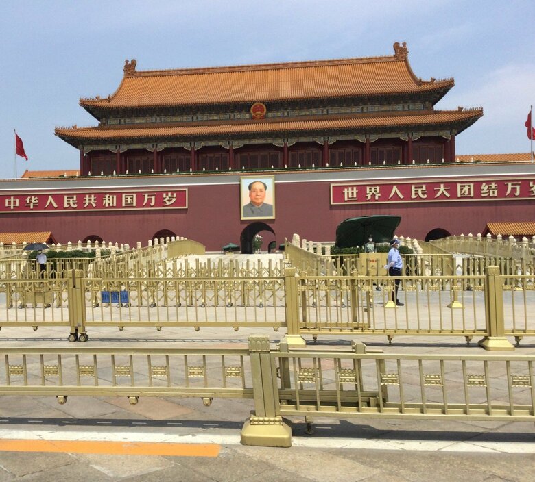 天安門広場　中央部には建国の指導者・毛沢東氏の肖像画
