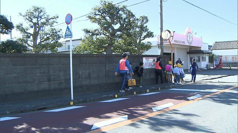 道路の反対側の歩道は通学路