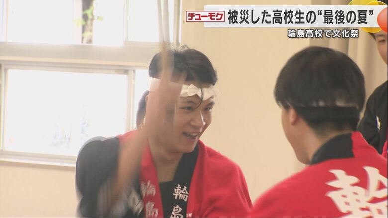 目くばせをしながら１つの太鼓を２人で演奏する川端さん