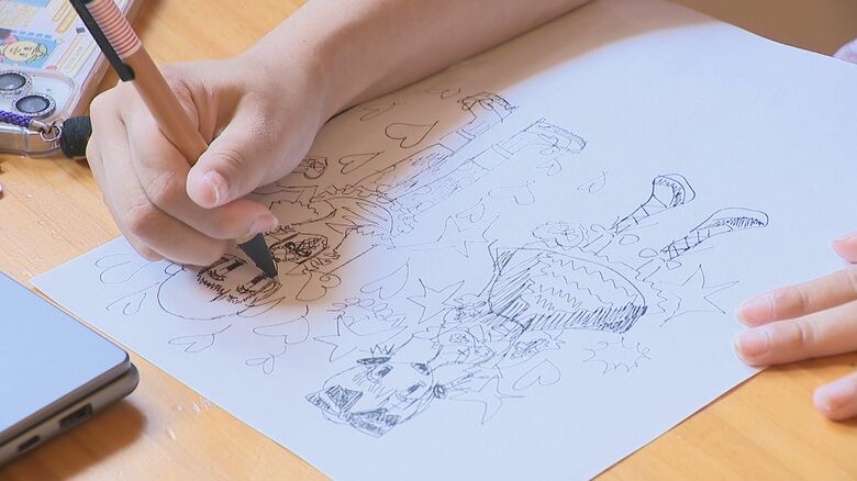 絵を描くヒナちゃん