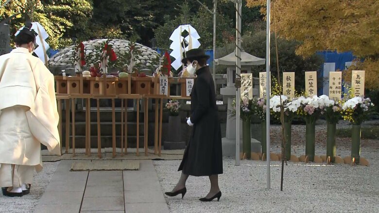 豊島岡墓地に拝礼される久子さま（21日午後 東京･文京区）