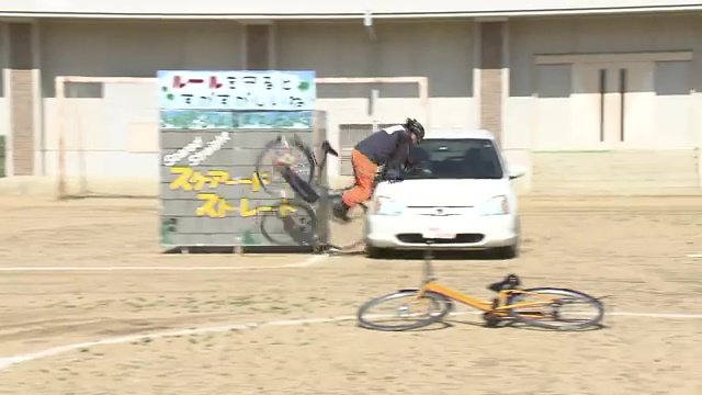 スタントマンによる事故の再現