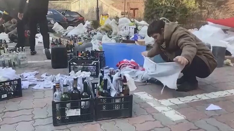 火炎瓶を作る市民（キエフ 2月27日）