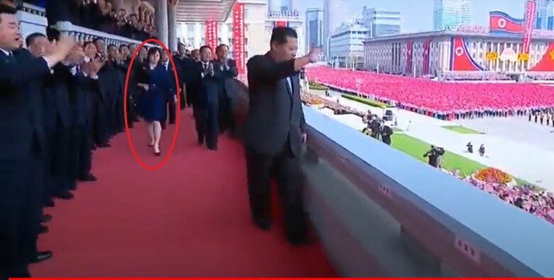 女性は忠誠の証とされる金日成バッジを着用していない