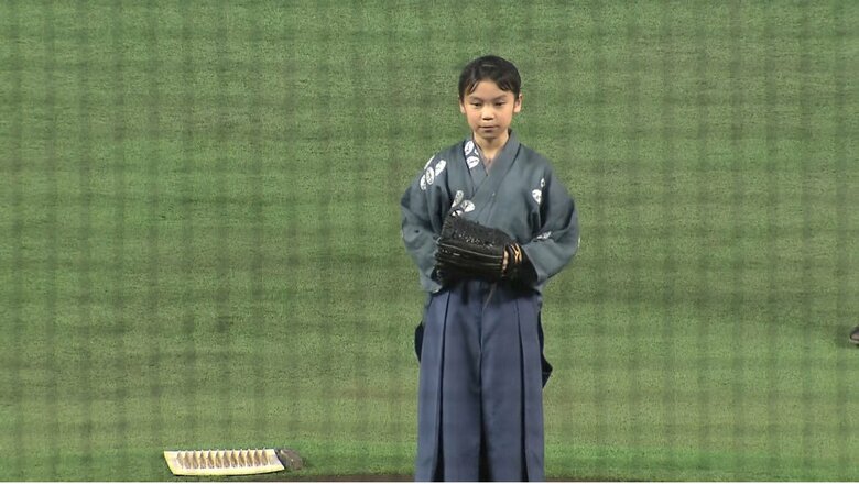 NHK大河ドラマ「軍師官兵衛」出演時の衣装で始球式に臨む若山容疑者（2014年）