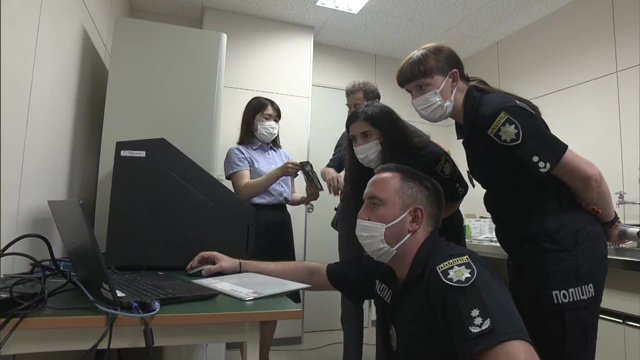 福島県警察本部科学捜査研究所でDNA型鑑定の方法などを学ぶ