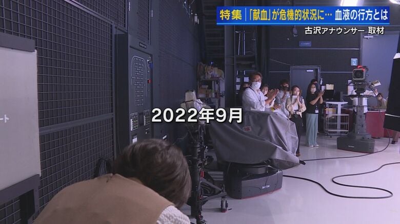 古沢アナの復帰を祝うスタッフたち