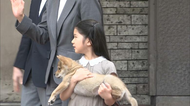 愛犬「由莉」を抱っこされる愛子さま（2009年）